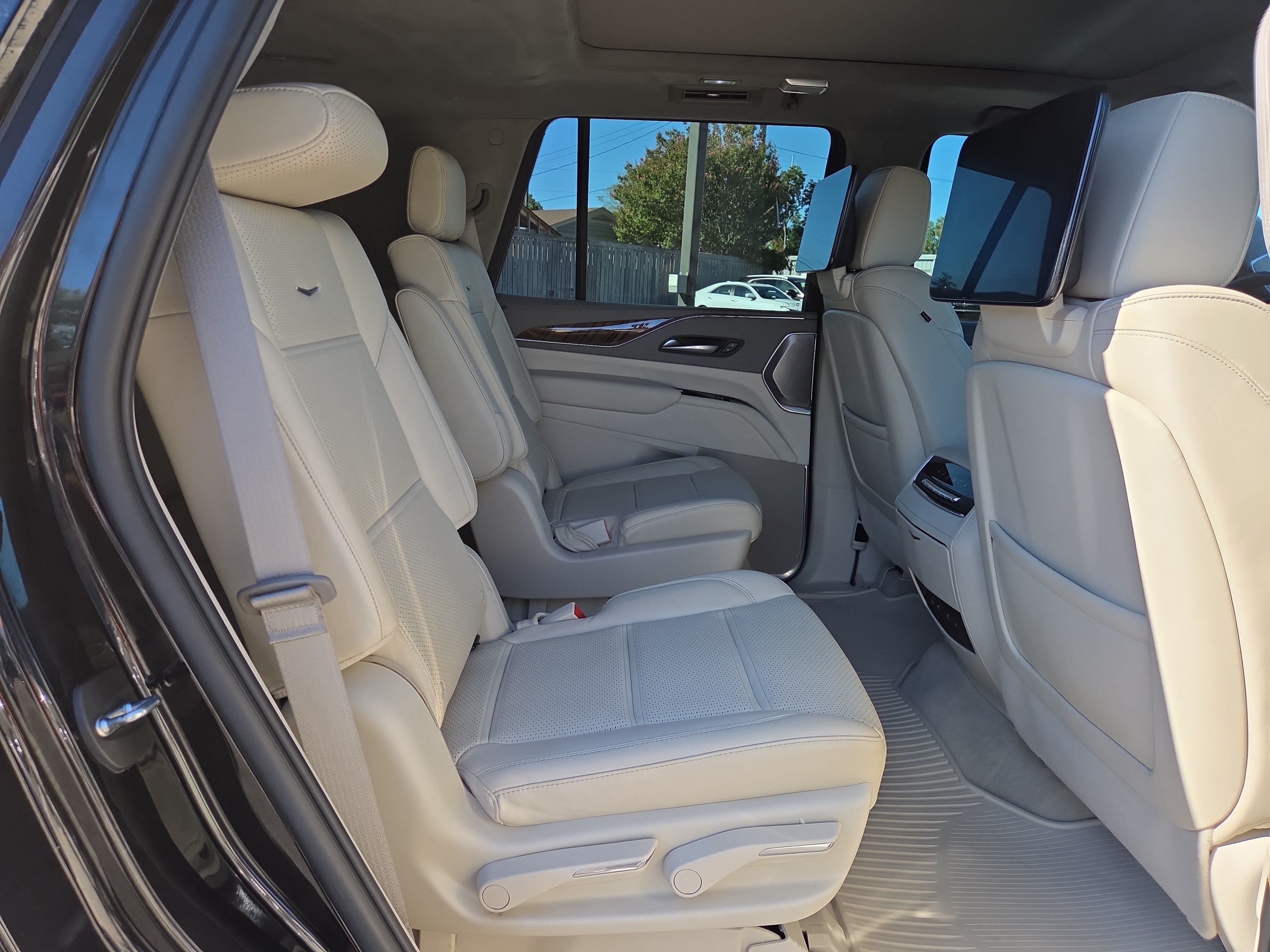 Used 2023 Cadillac Escalade Sport Platinum w/ LPO, ONYX Package AWD/4WD image 17