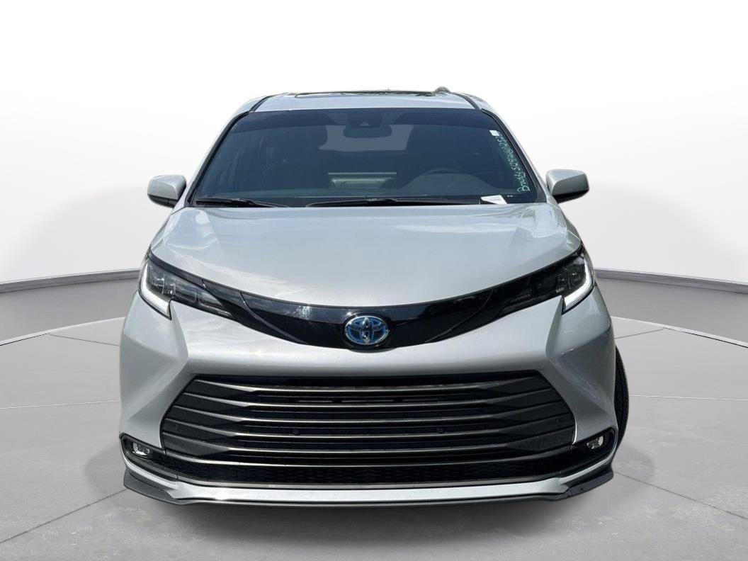 Certified 2025 Toyota Sienna XLE Woodland Edition AWD/4WD image 3
