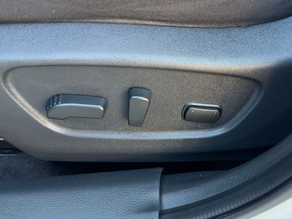 Used 2016 Nissan Rogue SV image 17