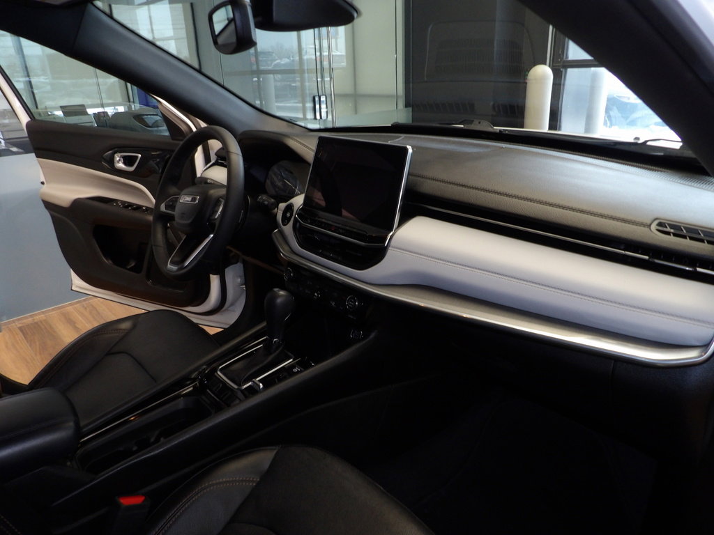 Used 2023 Jeep Compass Limited image 13