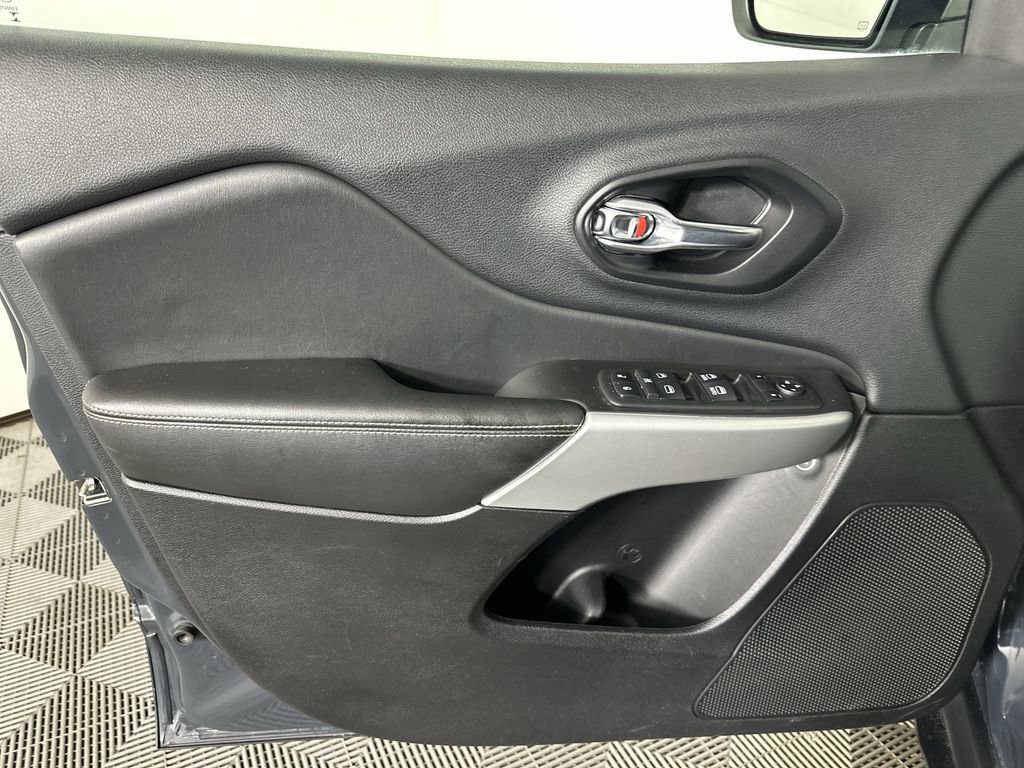 Used 2018 Jeep Cherokee Latitude Plus w/ Cold Weather Group AWD/4WD image 23