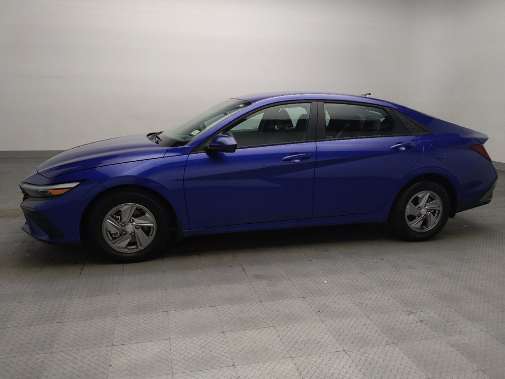 Used 2025 Hyundai Elantra SE FWD image 2