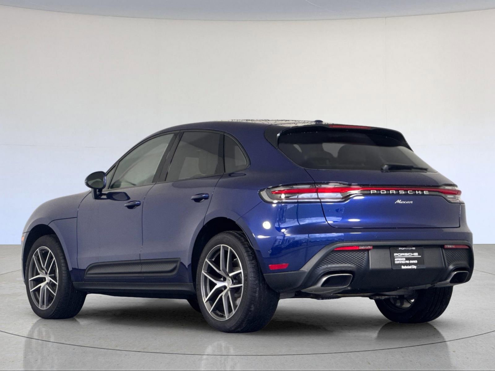Certified 2025 Porsche Macan image 3
