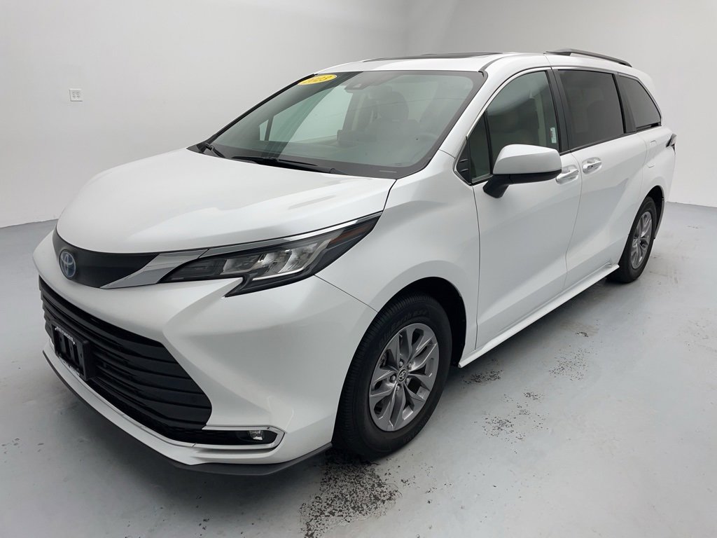 Used 2023 Toyota Sienna XLE image 5