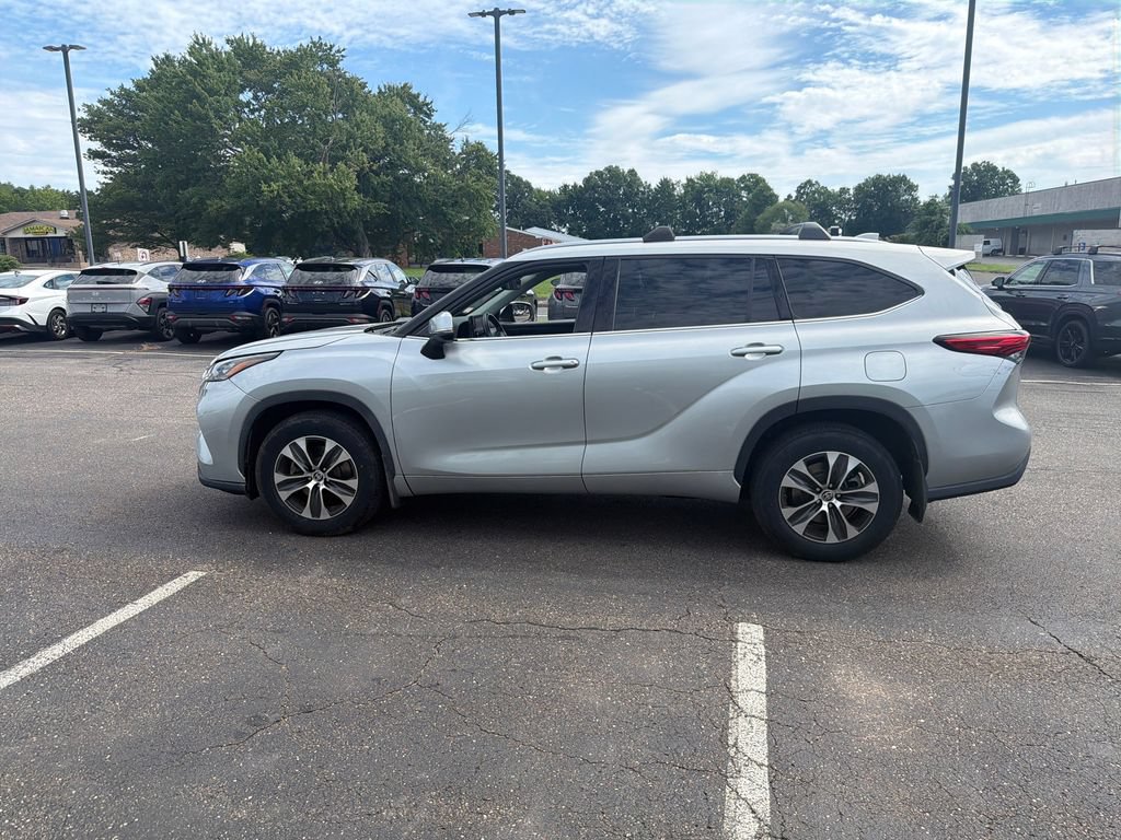 Used 2020 Toyota Highlander XLE AWD/4WD image 6