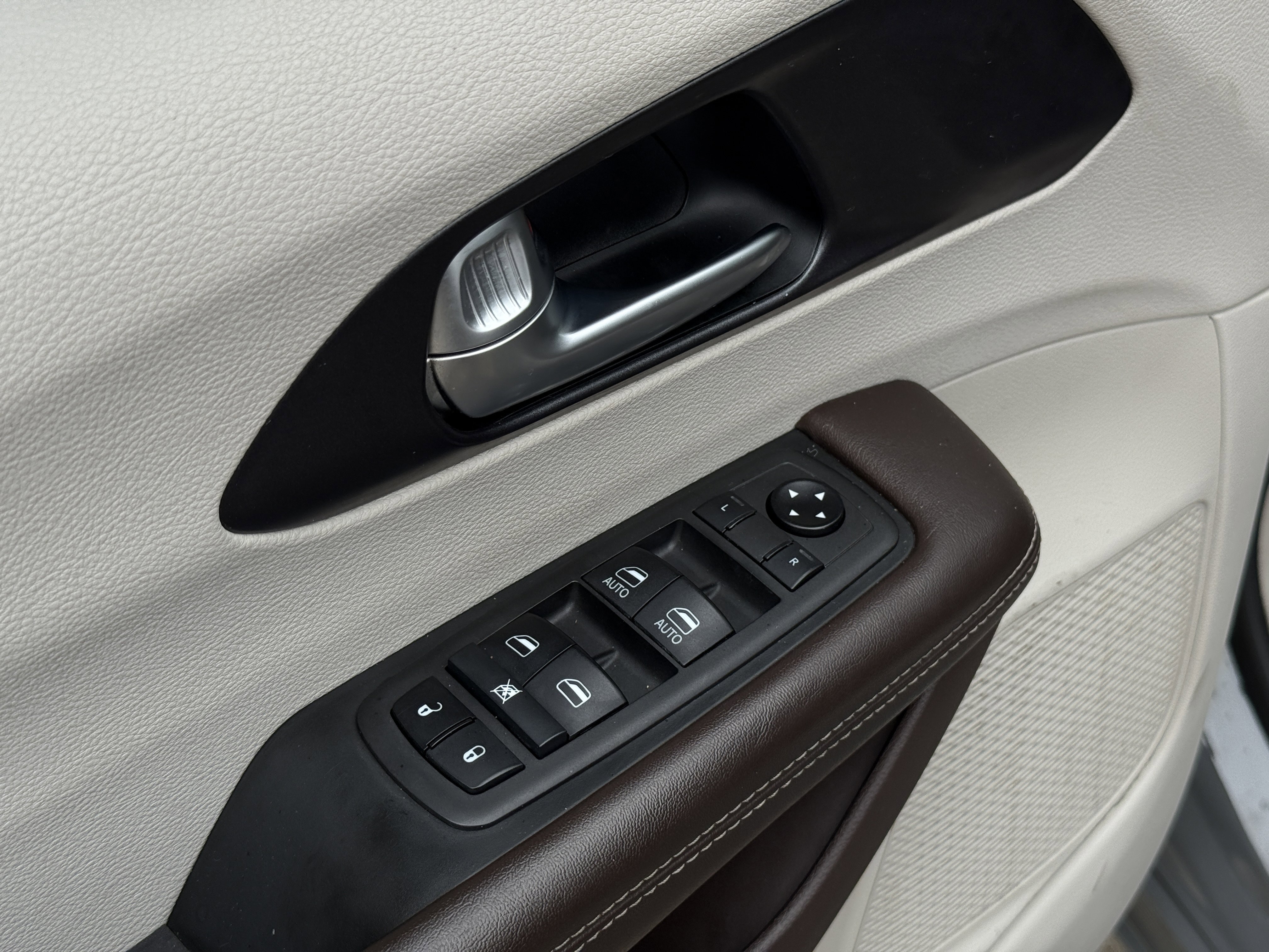 Used 2021 Chrysler Pacifica Touring image 26