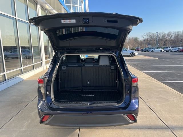 Used 2021 Toyota Highlander XLE AWD/4WD image 7