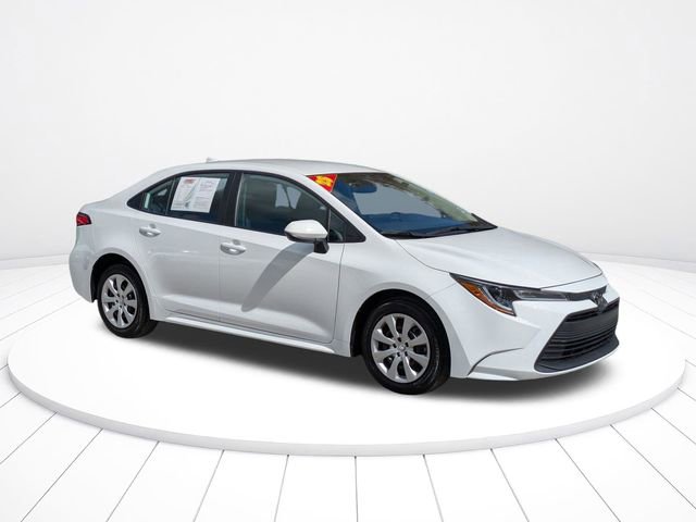 Used 2025 Toyota Corolla LE image 2
