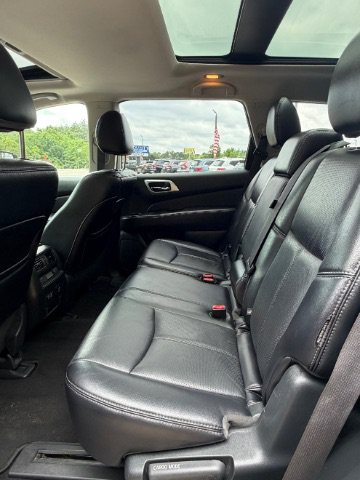Used 2019 Nissan Pathfinder Platinum FWD image 12