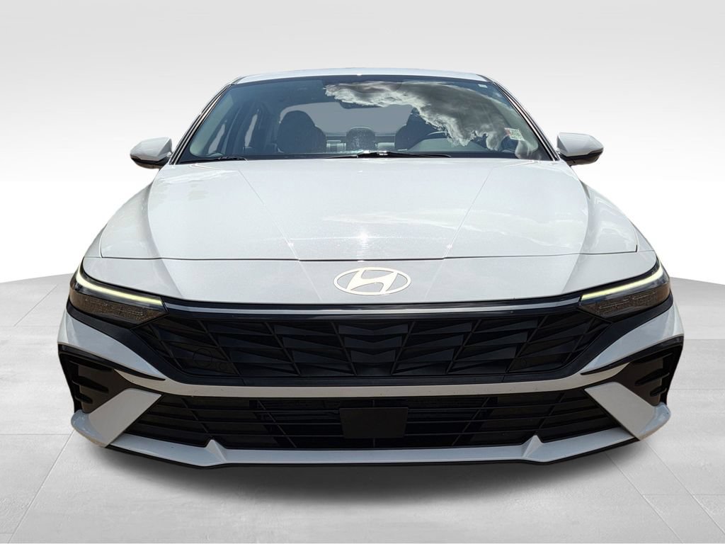 Used 2025 Hyundai Elantra Limited FWD video 3