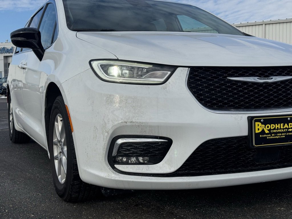 Used 2024 Chrysler Pacifica Touring-L image 4