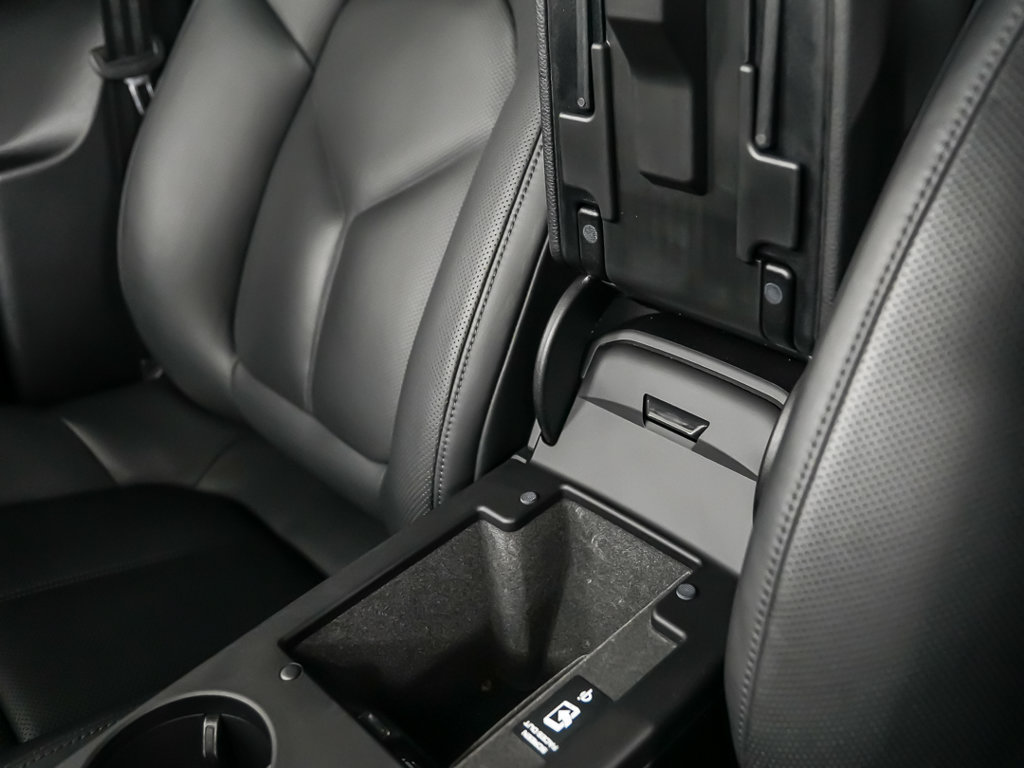 Certified 2024 Porsche Macan AWD/4WD image 32