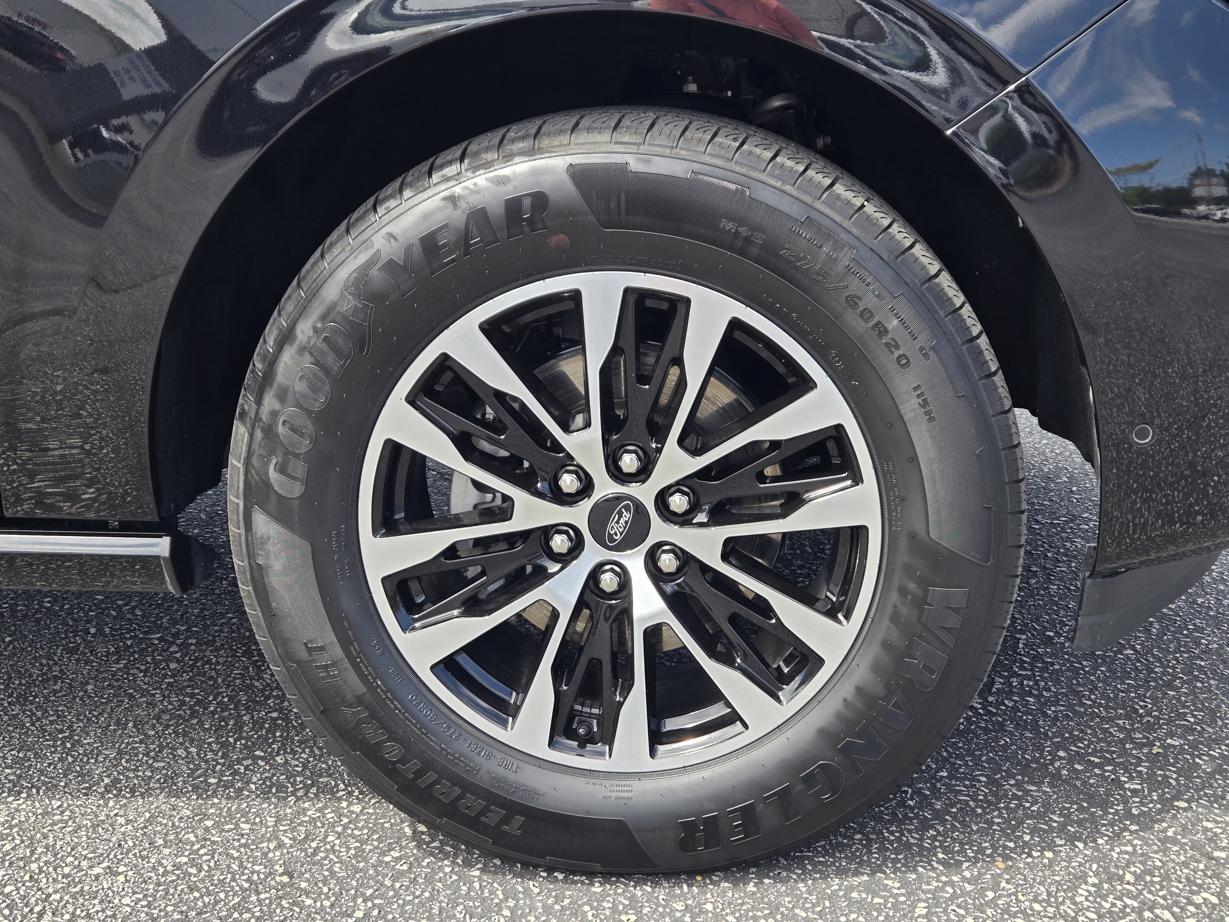 Certified 2025 Ford Expedition Platinum AWD/4WD image 5