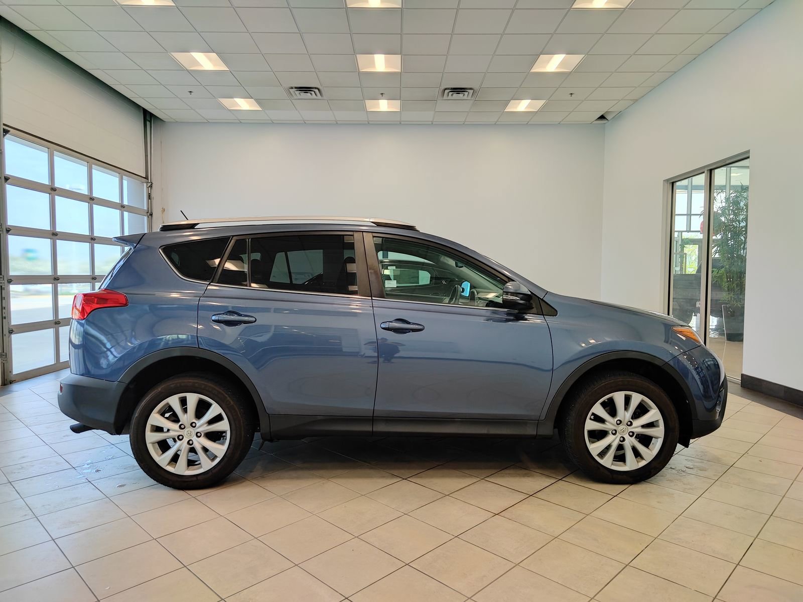 Used 2014 Toyota RAV4 Limited AWD/4WD image 2