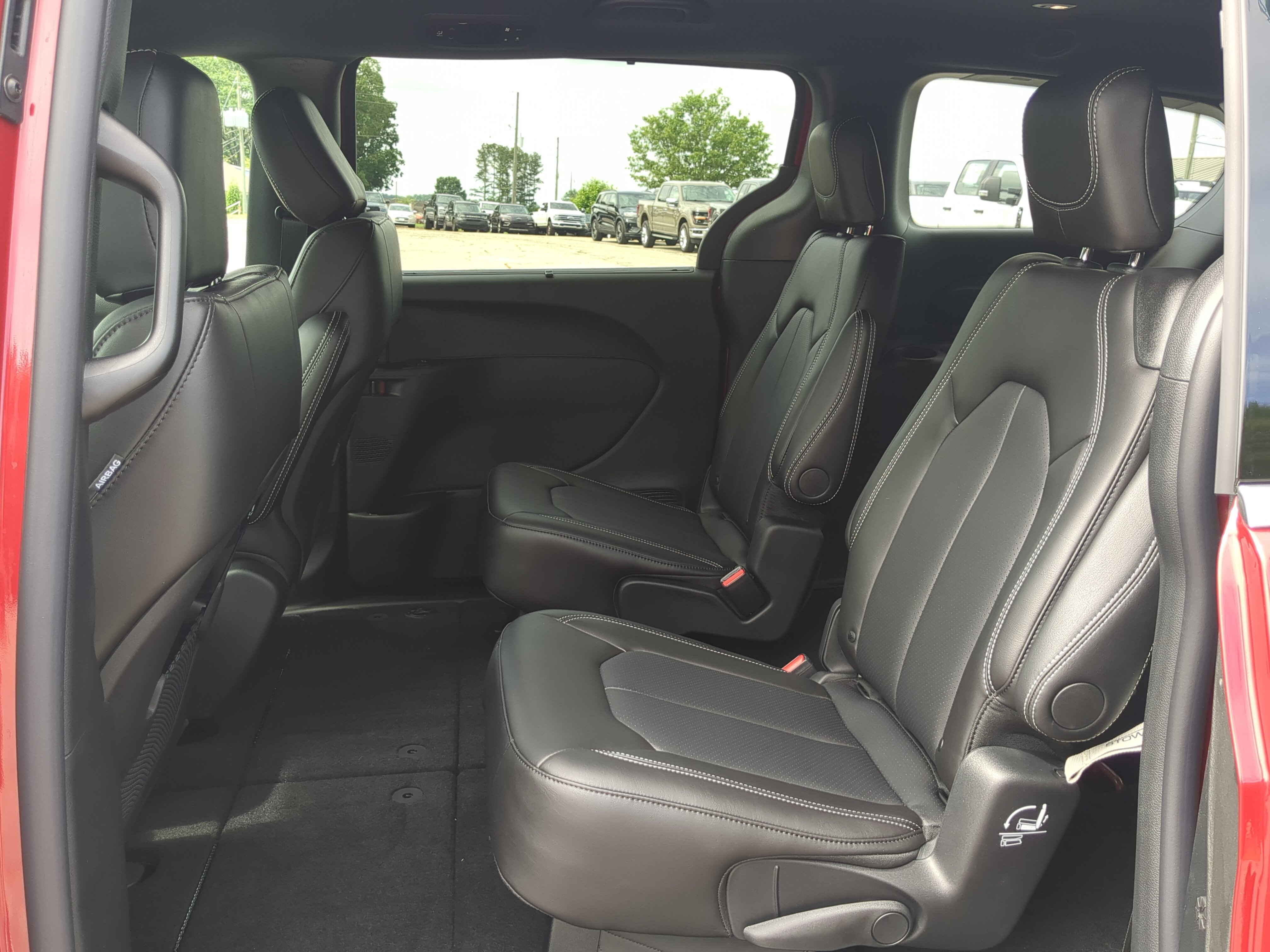 New 2027 Chrysler Pacifica Select FWD image 12