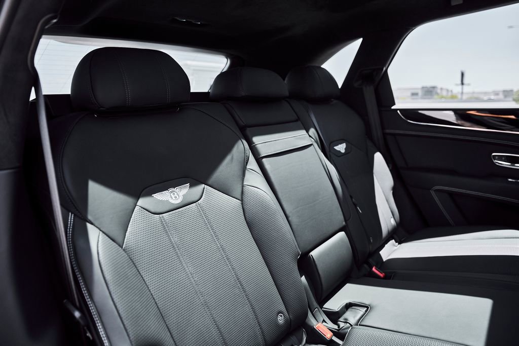 Used 2024 Bentley Bentayga AWD/4WD image 40