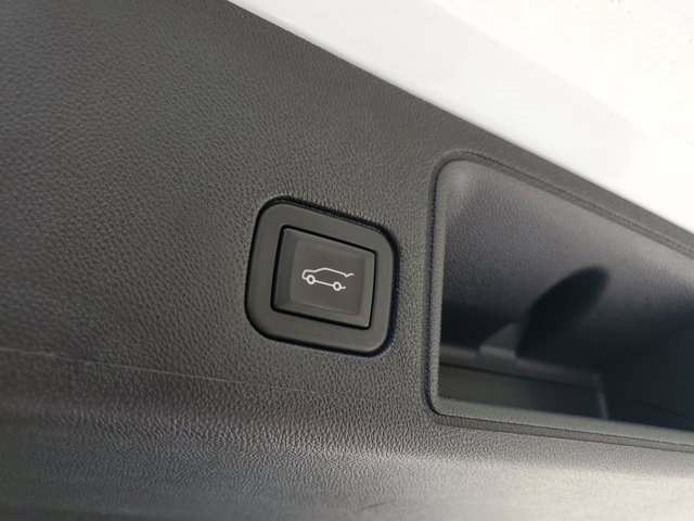 Used 2023 GMC Terrain SLT image 14