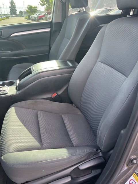 Used 2019 Toyota Highlander LE w/ Carpet Mat Package (TMS) FWD image 10