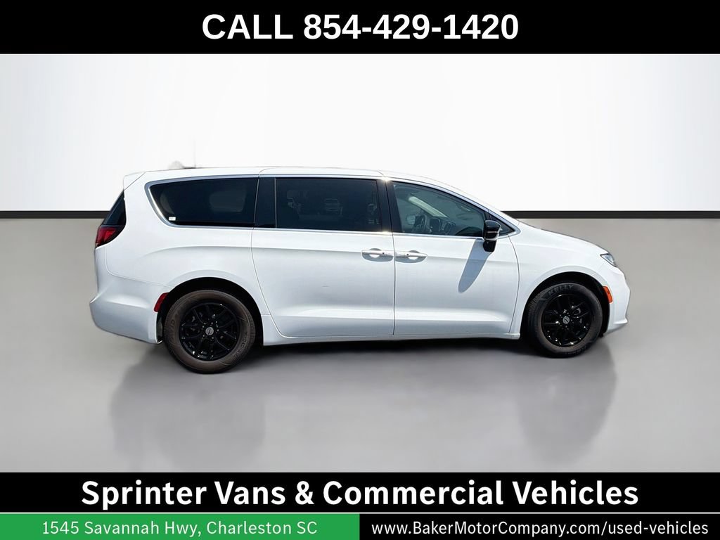 Used 2024 Chrysler Pacifica Touring-L FWD image 4