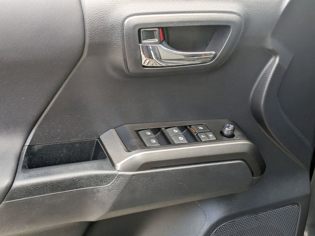 Used 2022 Toyota Tacoma TRD Off-Road image 10