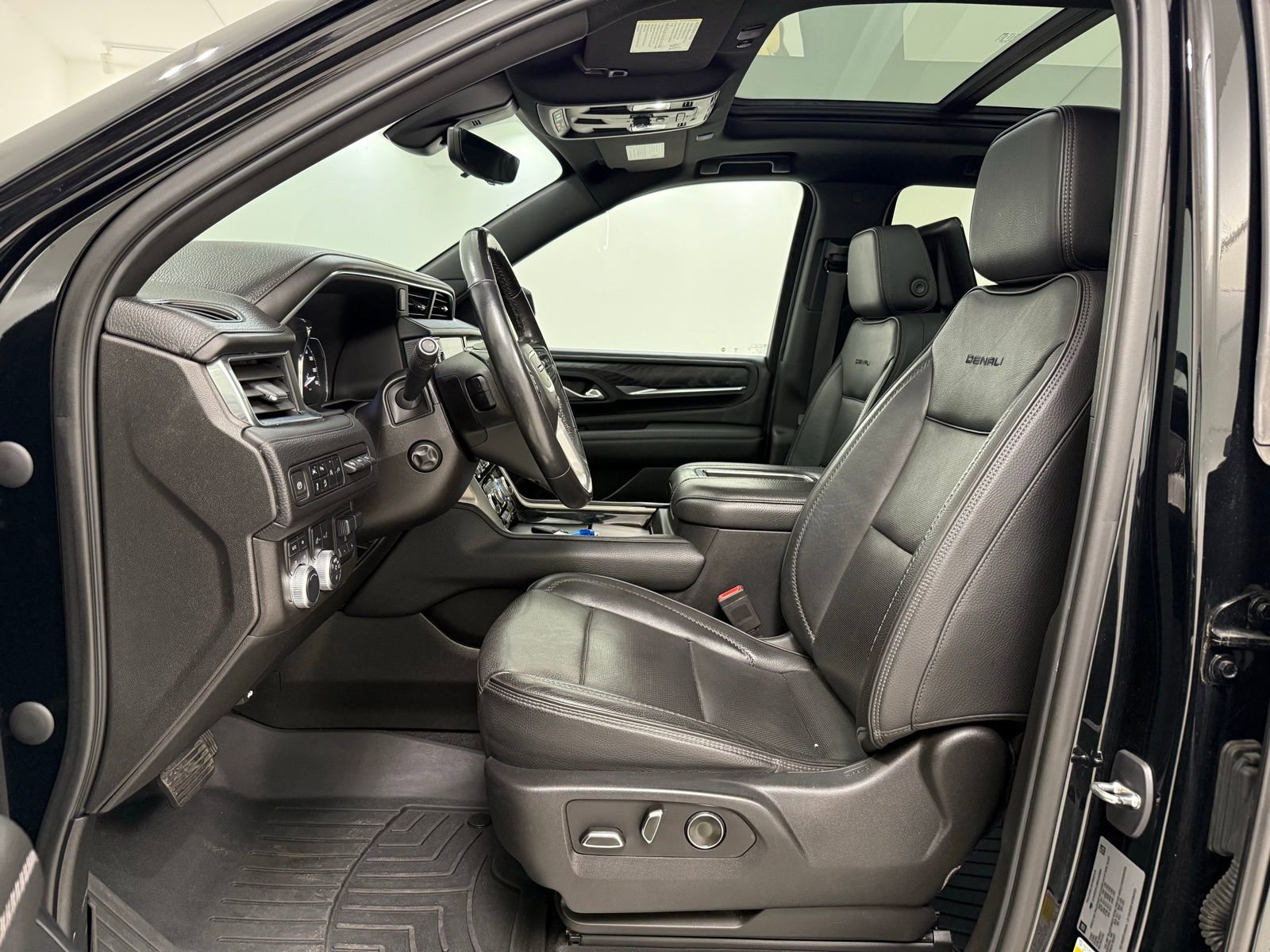Used 2021 GMC Yukon Denali w/ Denali Premium Package image 17