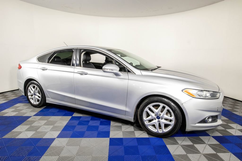 Used 2015 Ford Fusion SE w/ Equipment Group 202A FWD image 2