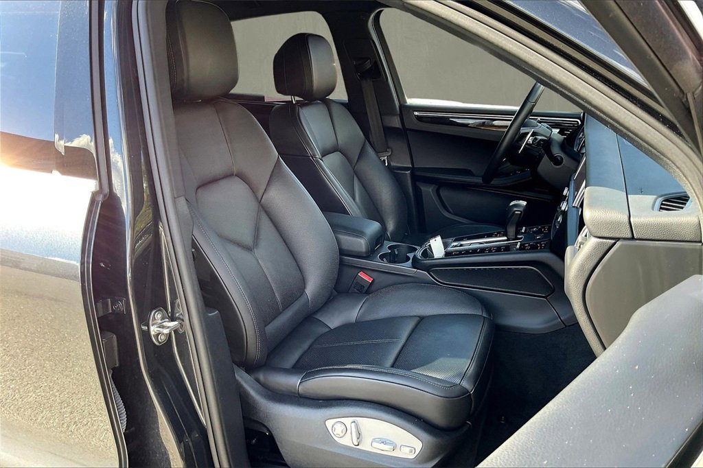 Used 2022 Porsche Macan Base image 29