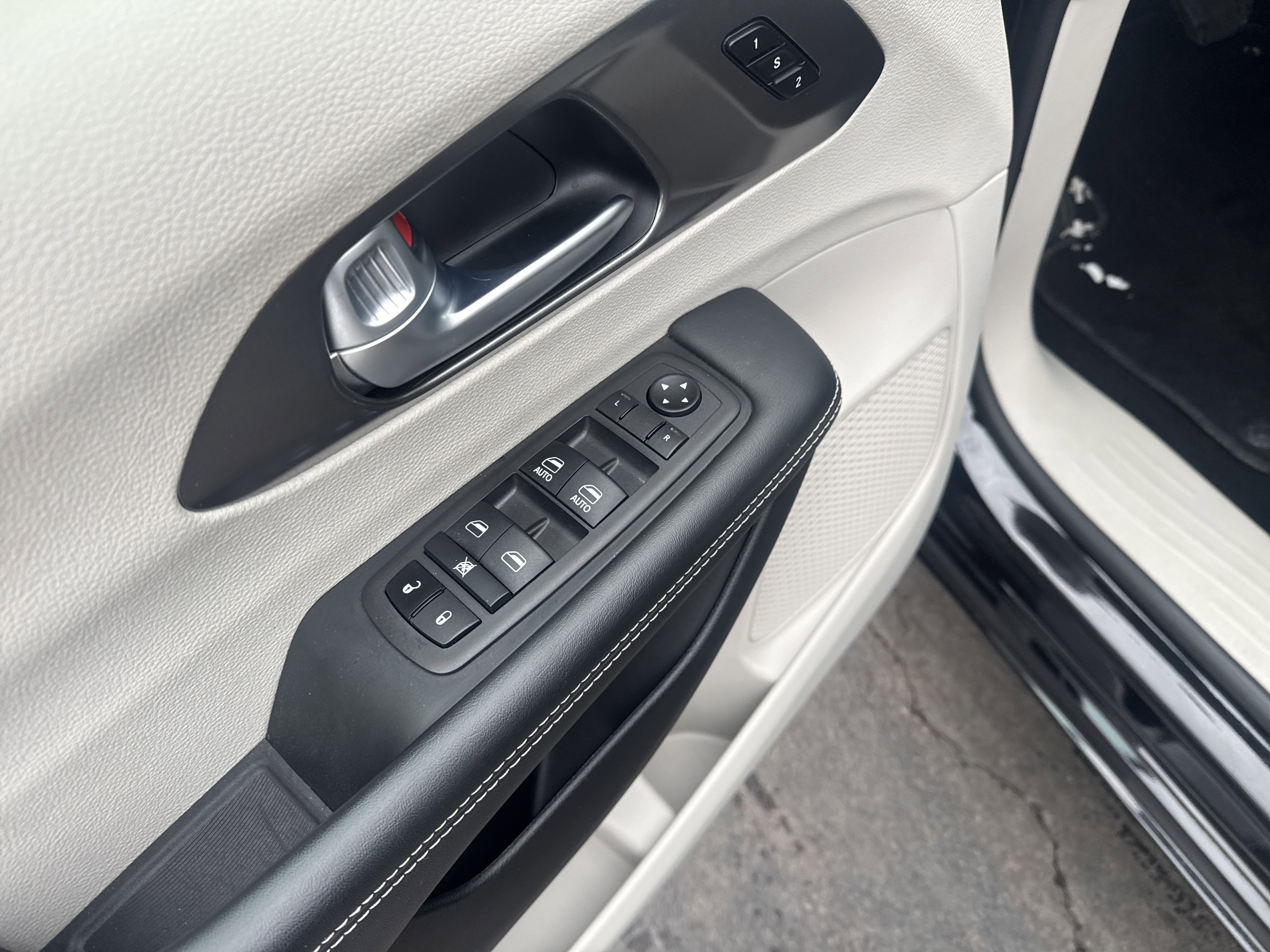 Used 2024 Chrysler Pacifica Touring-L image 17