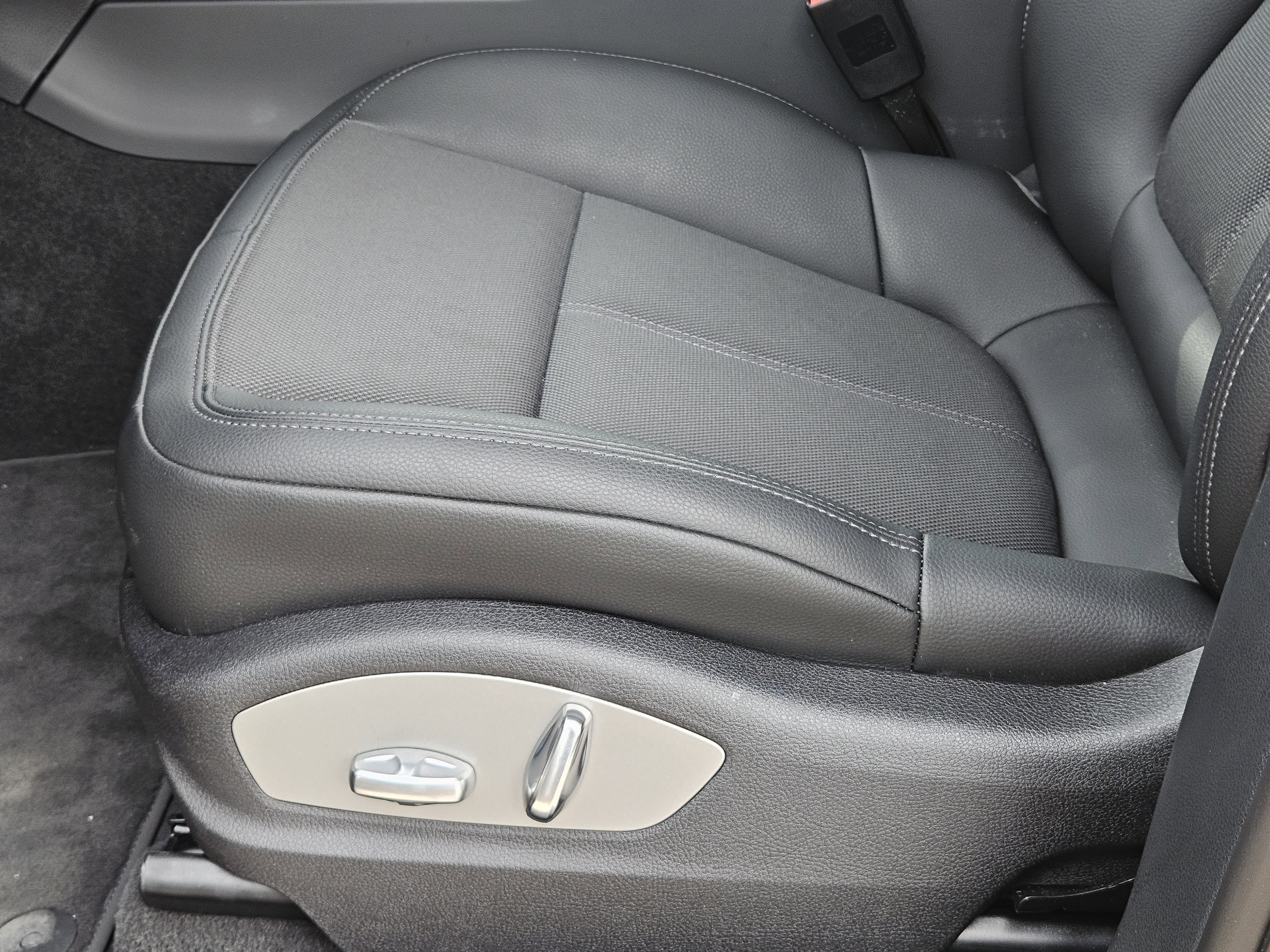 Certified 2025 Porsche Macan image 24
