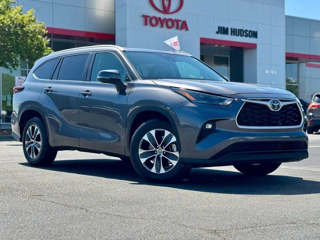Used 2024 Toyota Highlander XLE FWD image 2