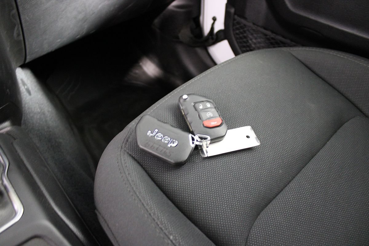 Used 2023 Jeep Wrangler Unlimited w/ Cold Weather Group AWD/4WD image 19