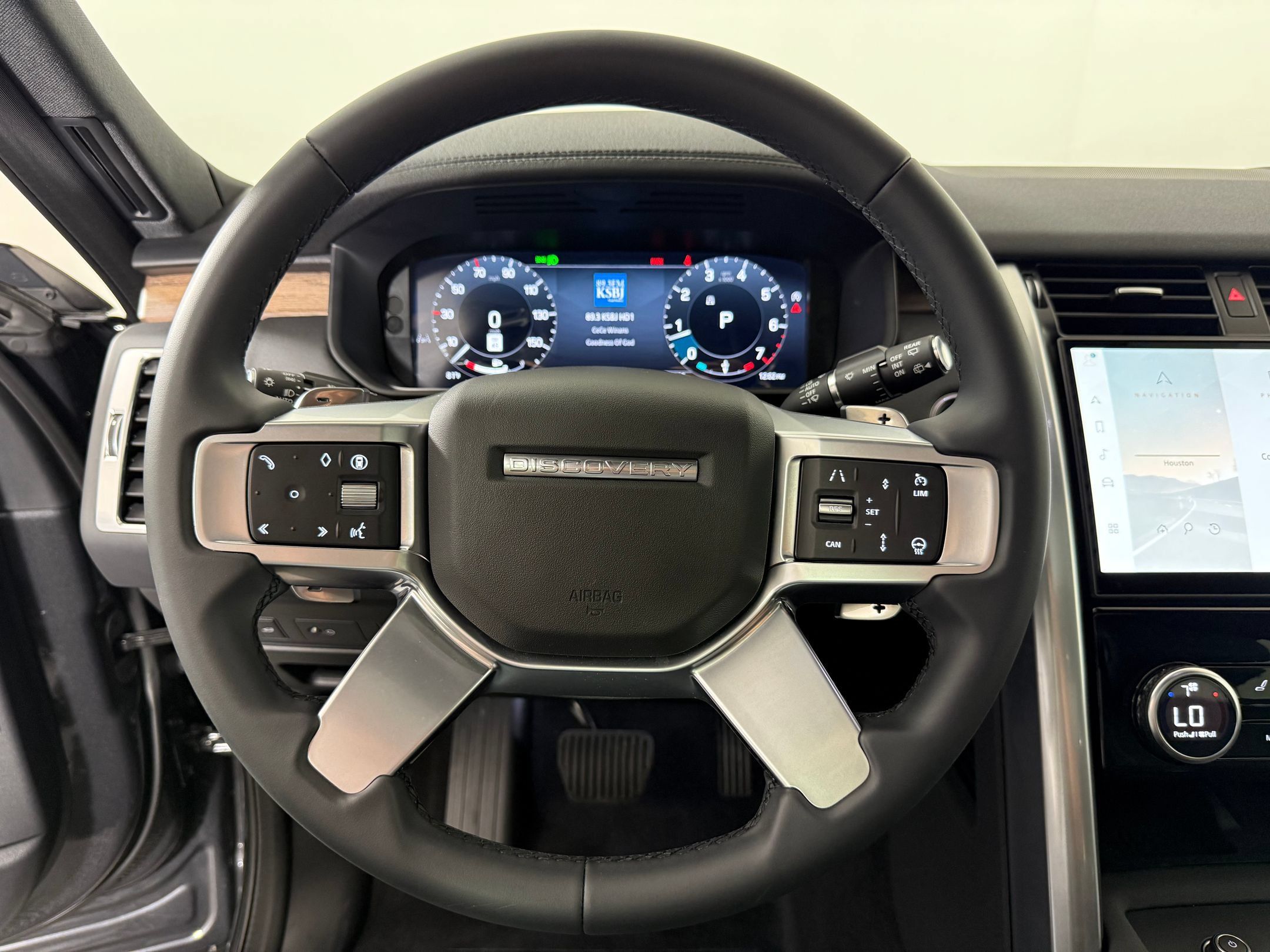Used 2025 Land Rover Discovery S AWD/4WD image 16