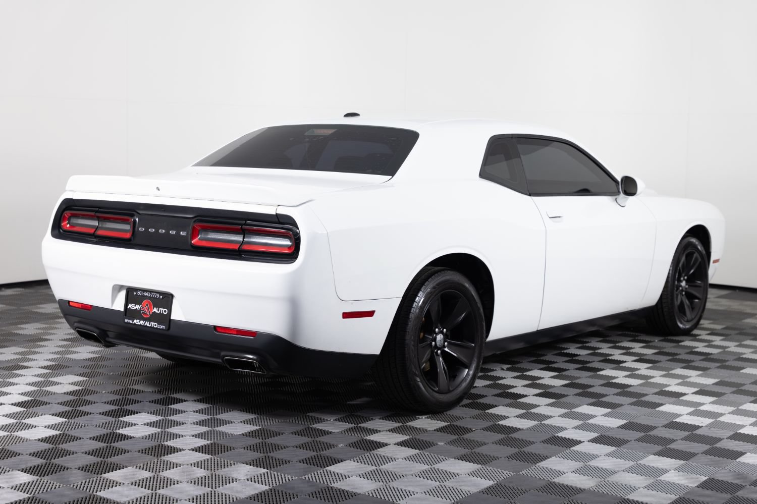 Used 2018 Dodge Challenger SXT RWD image 7