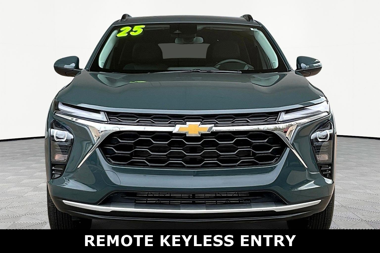 Used 2025 Chevrolet Trax LT w/ Driver Confidence Package FWD image 2