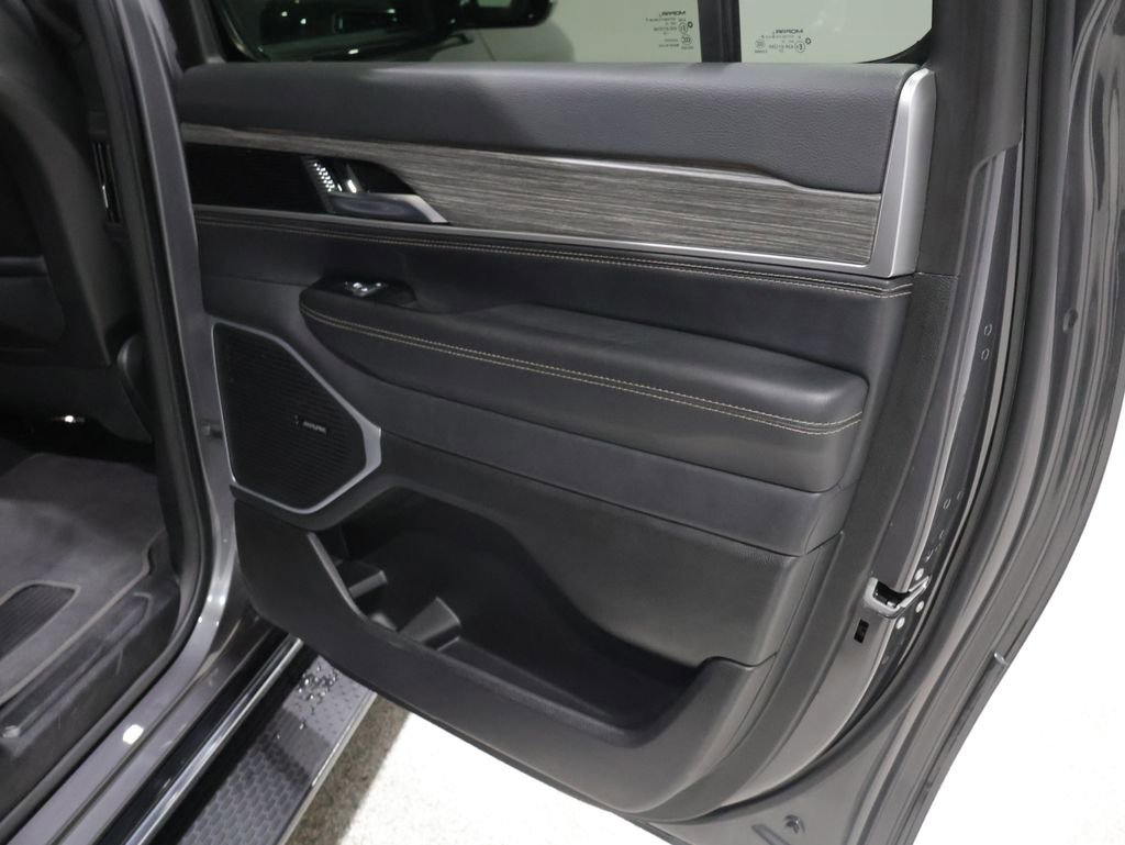 Used 2024 Jeep Wagoneer L Series III w/ Flexible Seating Group image 23