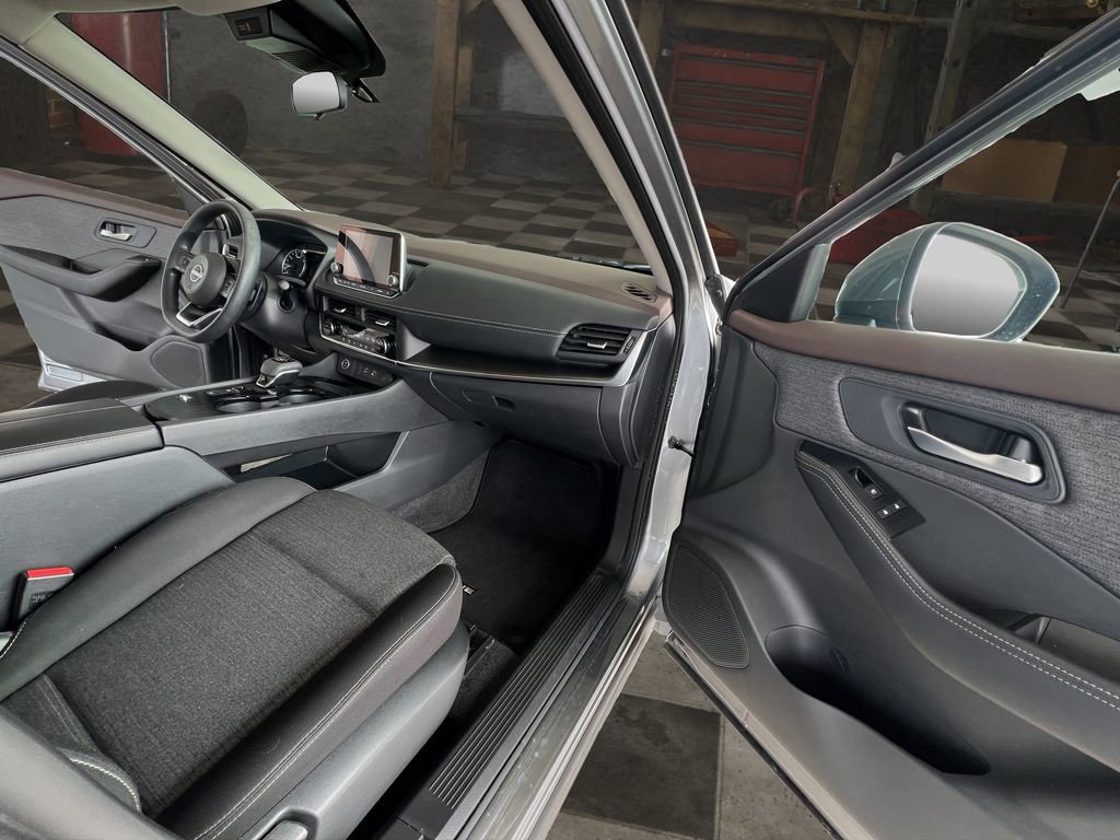 Used 2023 Nissan Rogue SV image 17