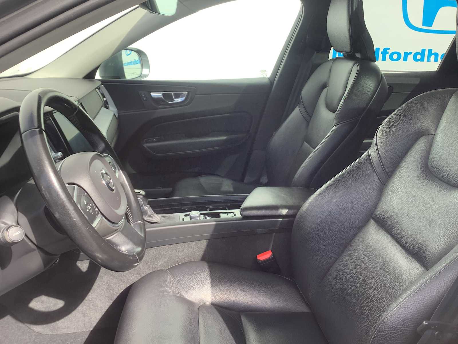 Used 2020 Volvo XC60 T6 Momentum AWD/4WD image 2