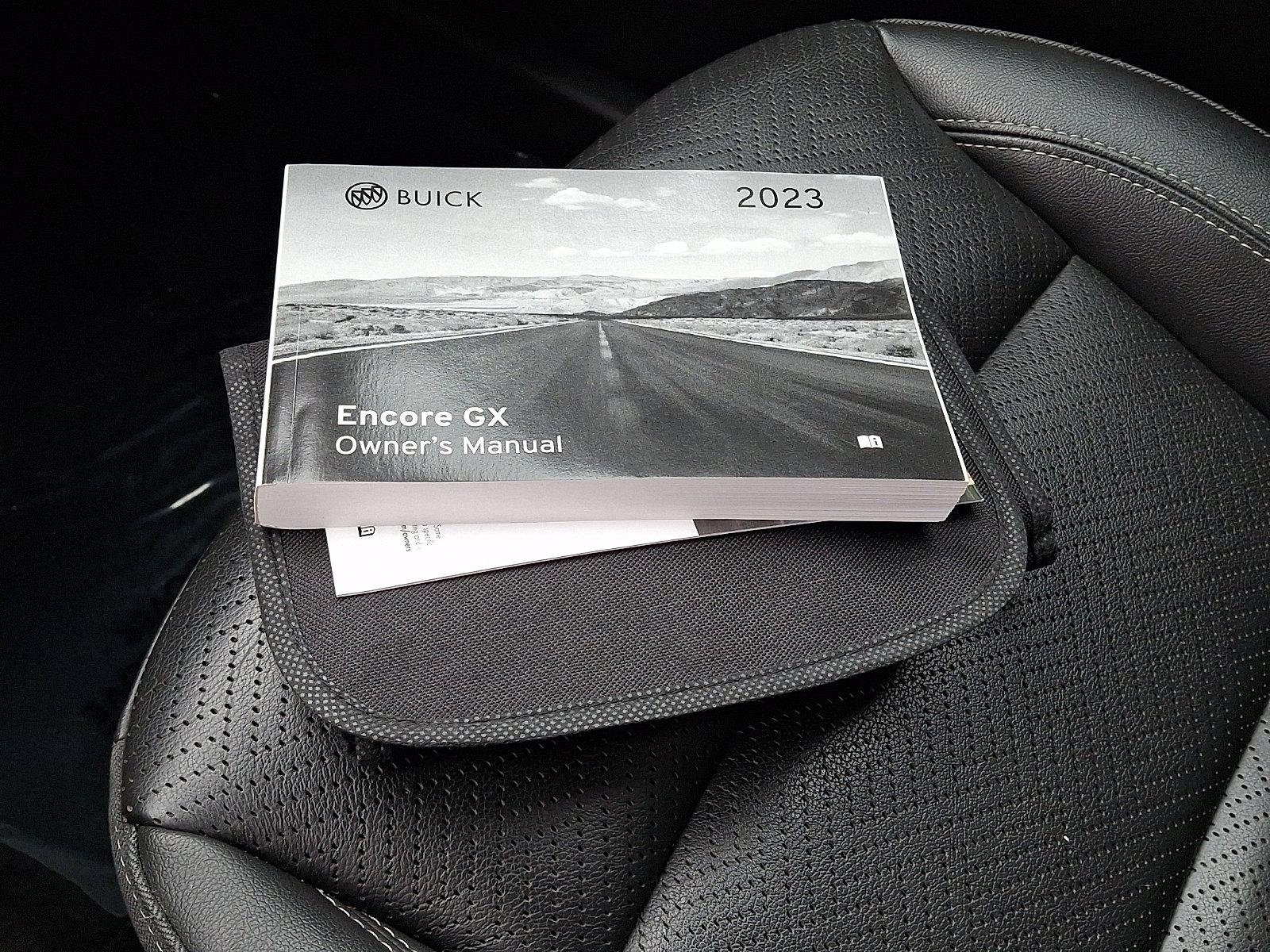 Used 2023 Buick Encore GX Essence image 26