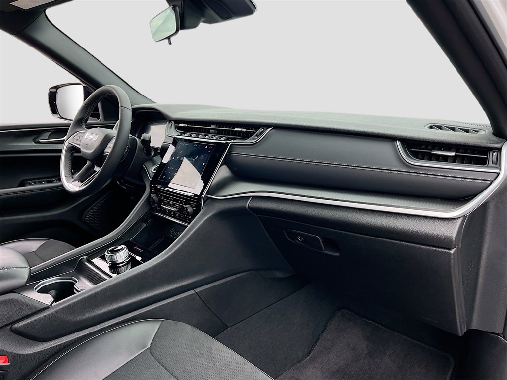 Certified 2025 Jeep Grand Cherokee Altitude image 28