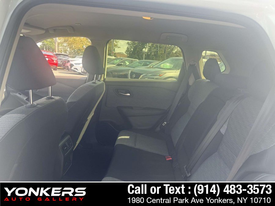 Used 2023 Nissan Rogue SV AWD/4WD image 6