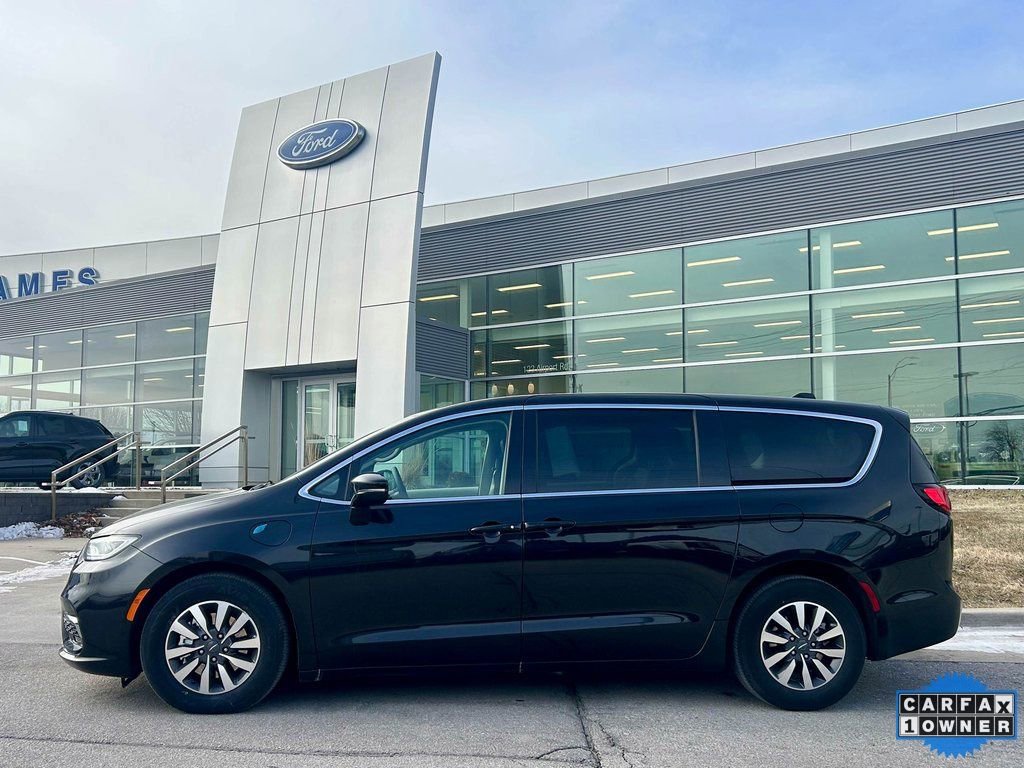 Used 2024 Chrysler Pacifica Select image 2