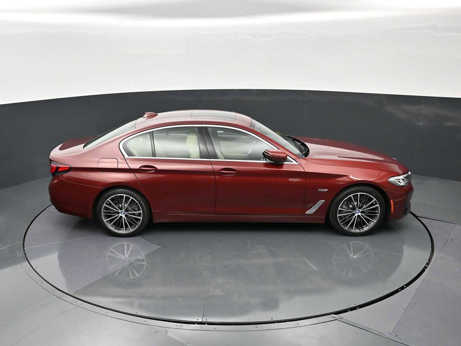 Used 2023 BMW 530e w/ Premium Package image 18