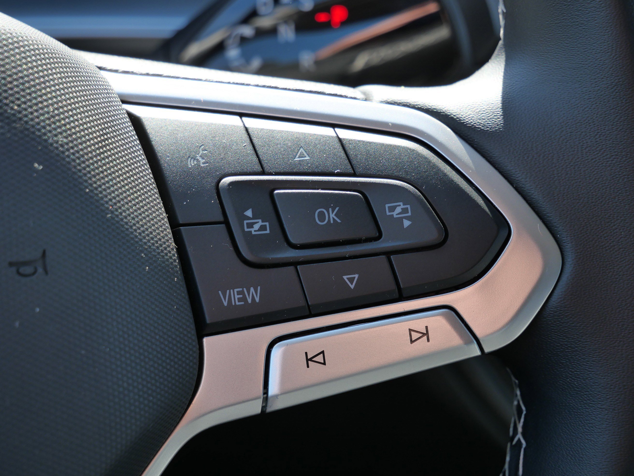 Certified 2025 Volkswagen Tiguan SE image 33