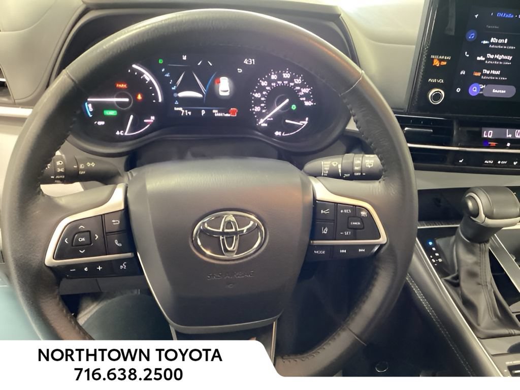 Used 2025 Toyota Sienna XLE FWD image 7