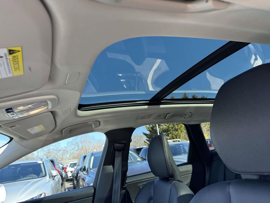 Certified 2023 Volvo XC60 B5 Plus w/ Climate Package image 17