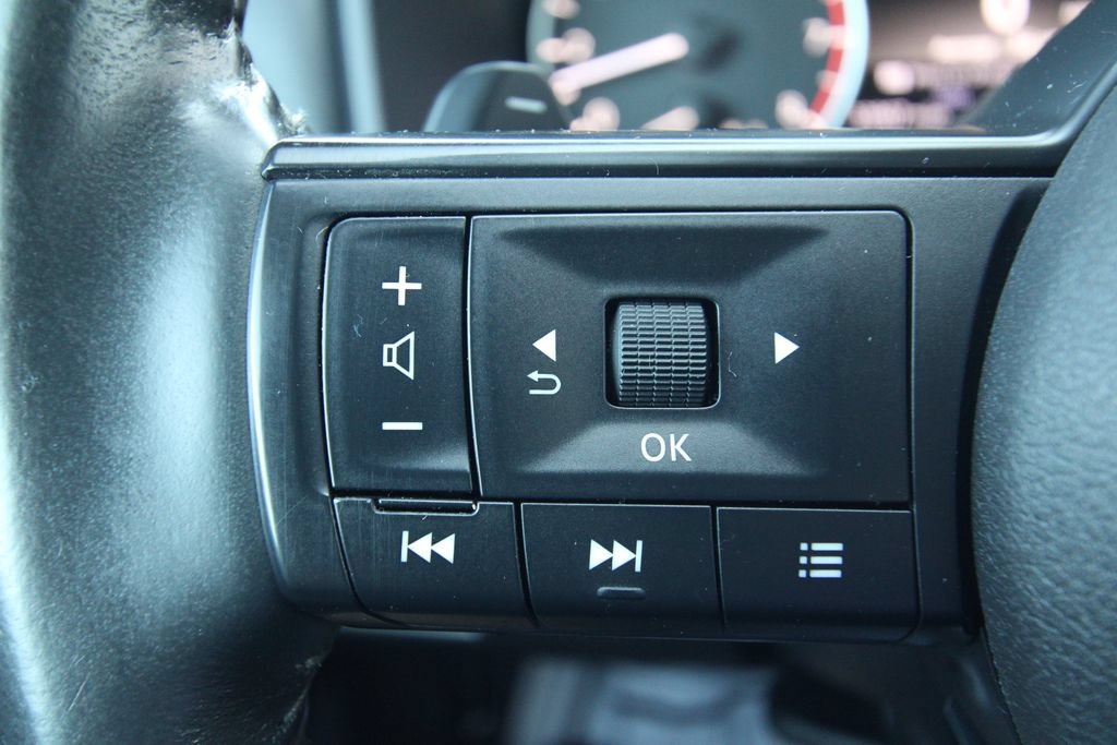 Used 2023 Nissan Rogue S AWD/4WD image 21