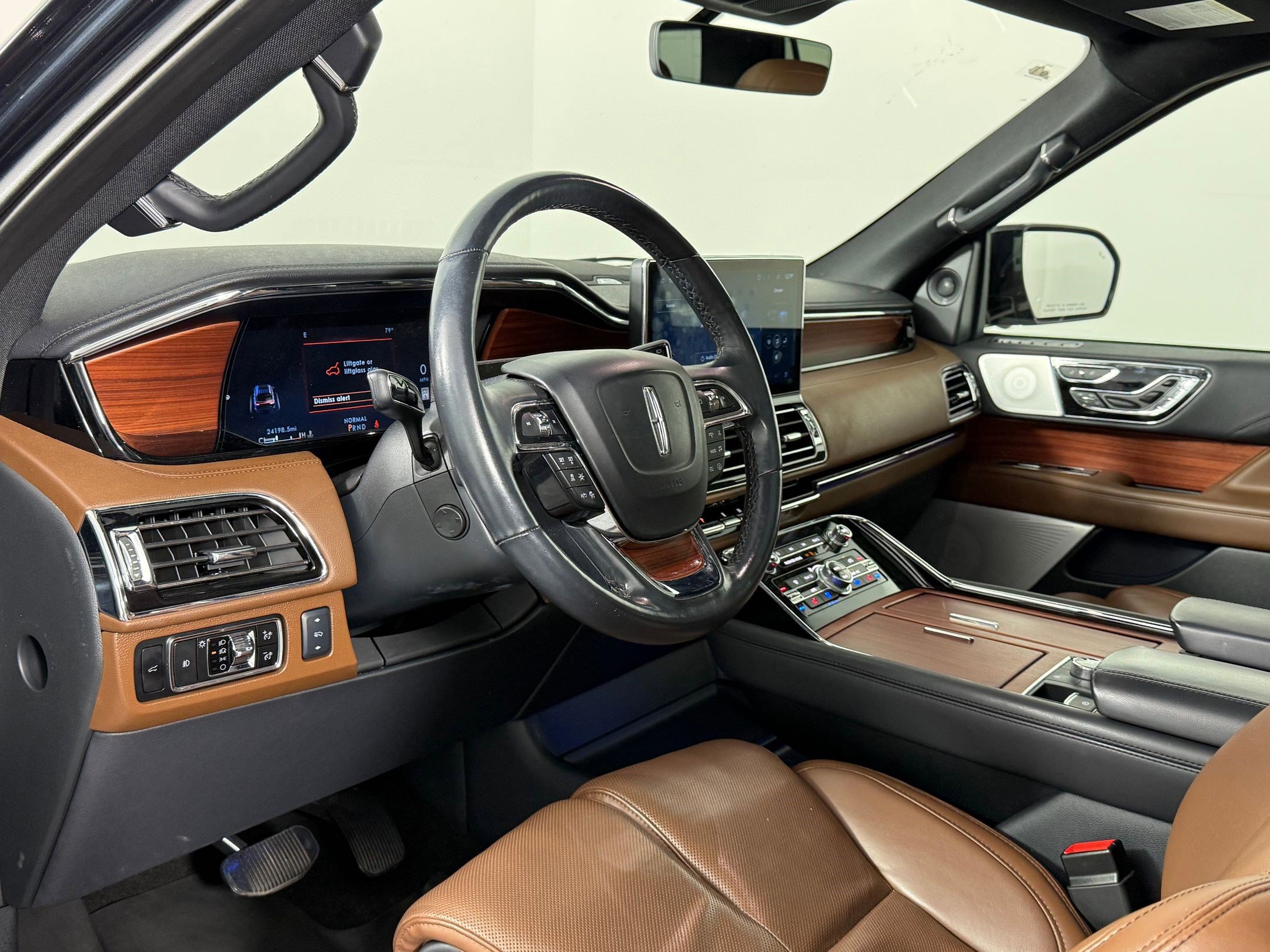 Used 2024 Lincoln Navigator Reserve image 4