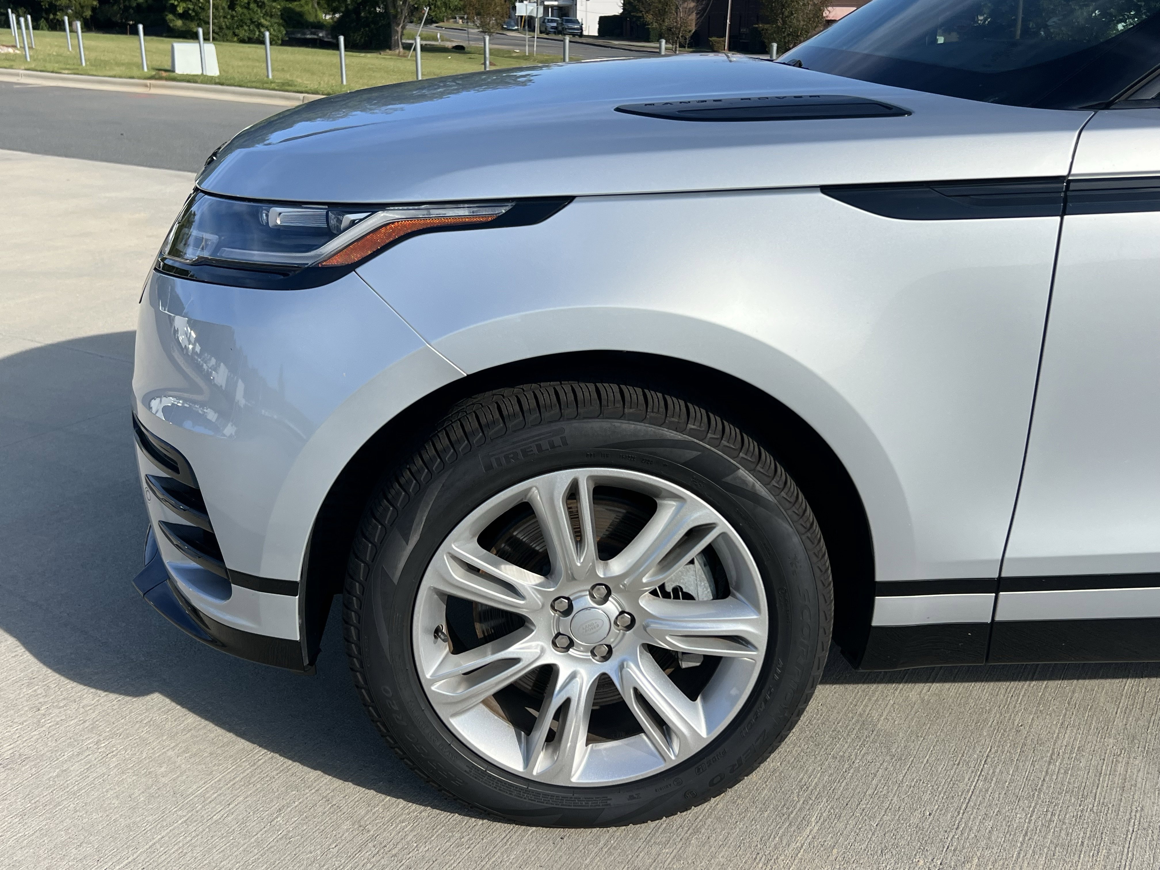 Used 2023 Land Rover Range Rover Velar R-Dynamic S image 13