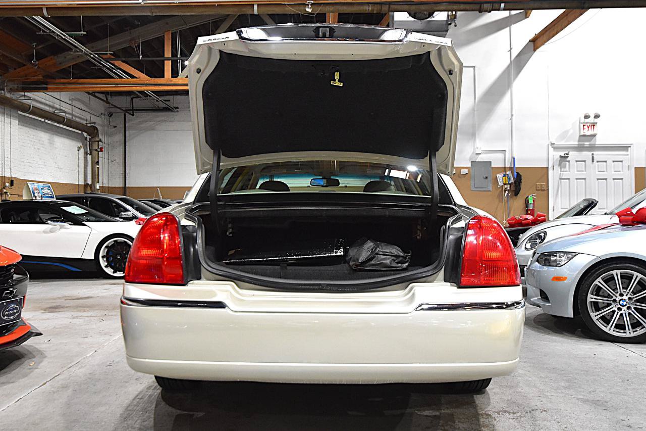 Used 2006 Lincoln Town Car Signature RWD image 31