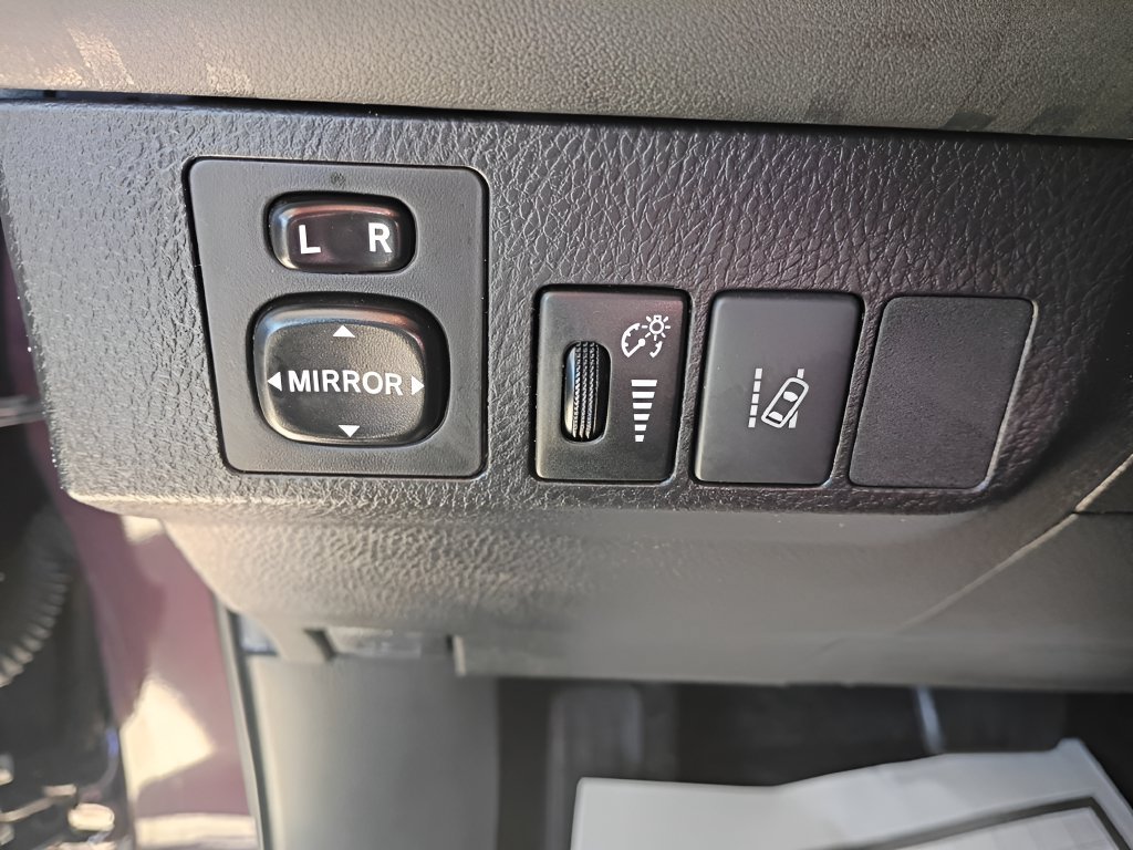 Used 2018 Toyota RAV4 LE FWD image 31
